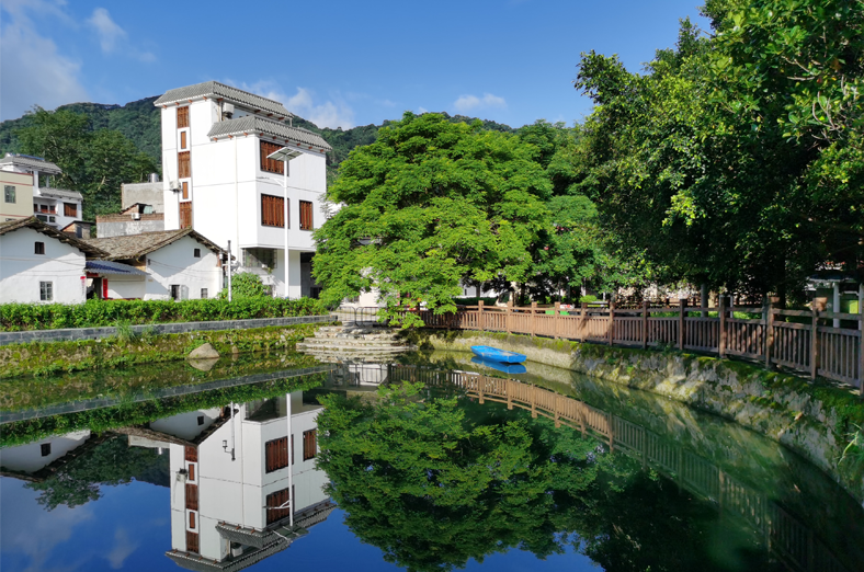 從化南平村是“中國(guó)美麗休閑鄉(xiāng)村”，水塘生態(tài)修復(fù)示范項(xiàng)目，通過(guò)小微水體整治工程，優(yōu)化農(nóng)村人居環(huán)境，擦亮農(nóng)村“顏值”，打造區(qū)域鄉(xiāng)村水塘治理的典范。